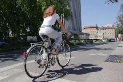 Cyclistes sur pistes cyclables à Lyon