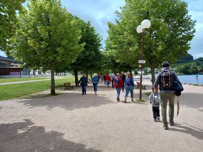 zone piétonne le long d'un cours d'eau