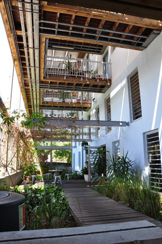vue d'une allée végétalisée dans un ilot de nouveaux immeubles à La Réunion