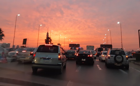 Photo de la circulation au coucher de soleil au Caire