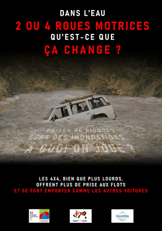 affiche de prévention avec 1 SUV dans l'eau et écrit "2 ou 4 roues motrices dans l'eau qu'est-ce que ca change?"