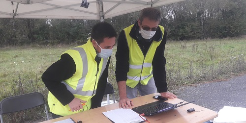 Agents du cerema examinant sur ordinateur els données lors d'un tests sur route