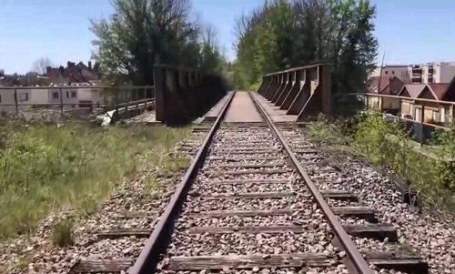 Vue de la voie ferrée sur un talus 