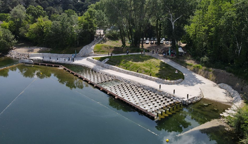 Passe à poissons passant au bord d'un barrage sur le Gardon