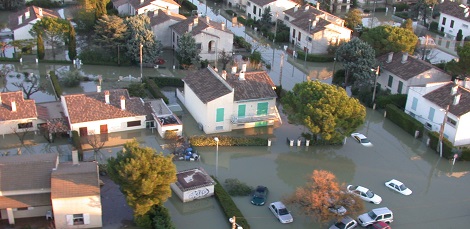 Inondation en zone pavillonnaire à Arles: environ 50 cm d'eau, vue aérienne
