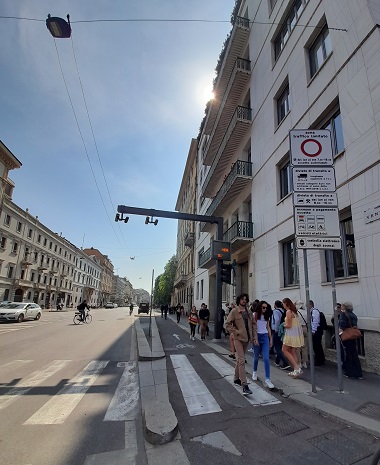 trottoir large à l'entrée de la ZTL de Milan