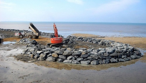 Construction d’un brise-lames en protection sur une plage