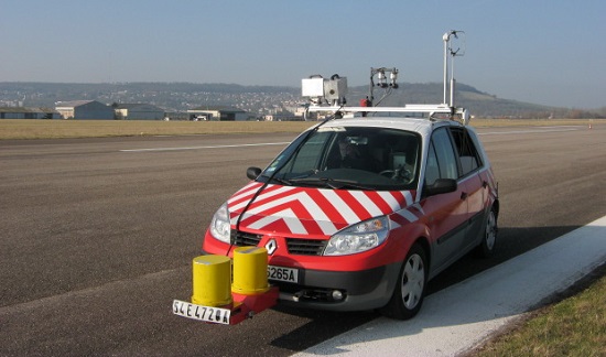 Véhicule thermoroute sur une piste d'aéroport