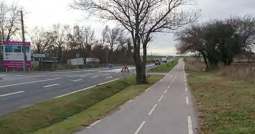 Aménagement cyclable en interurbain avec une piste séparée de la route