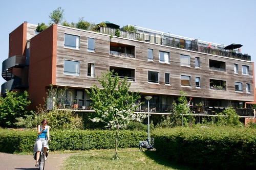 Lambris de bois sur façade d'appartements