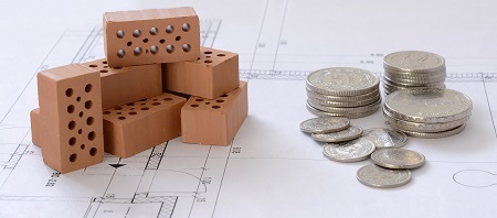 Infographie : briques et pièces de monnaie sur un plan de bâtiment