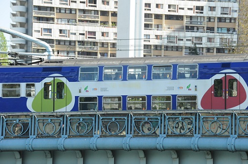 RER circulant sur un pont à Paris