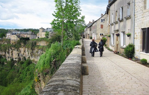 Belvédère à Bozouls, promenade en hauteur au bord de la ville ancienne