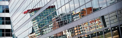 facade de bureaux en verre en ville