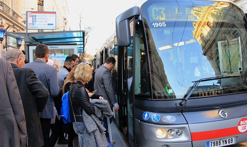 Bus rapide à un arrêt en centre ville de Lyon