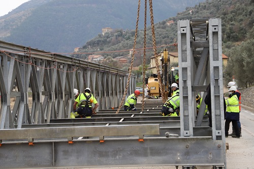 Installation d'un nouveau pont métallique à Breil sur ROya