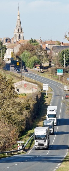 route départementale passant dans un village