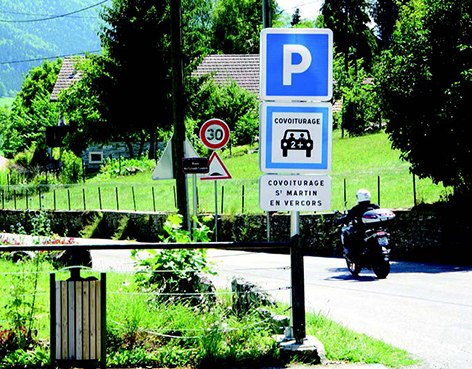 En milieu rural, ici à Saint-Martin-en-Vercors (Drôme), des alternatives à la voiture individuelle classique sont proposées : véhicule électrique, covoiturage, ou encore deux-roues motorisé.
