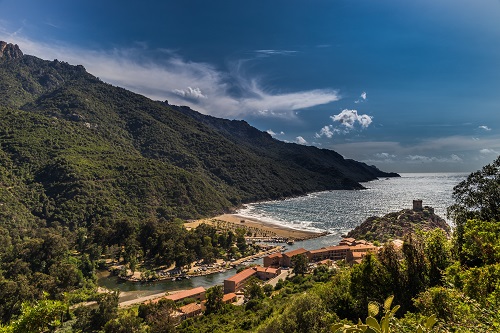 vue d'une anse entre deux montagne en Corse