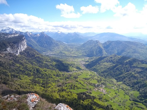 Vallée du Fier vue du haut d'une montagne