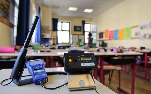 appareils de mesure de qualité de 'lair dans une classe d'école