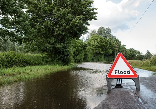 panneau d'inondation sur une route en ANgleterre