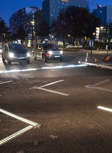 vue des bandes lumineuses flowell le long d'un passage piétons