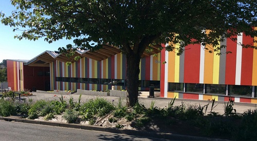 Groupe scolaire facade bois multicolore