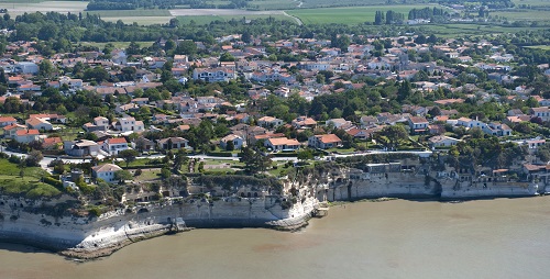 Falaise avec habitation troglodytes sur le littoral de Gironde