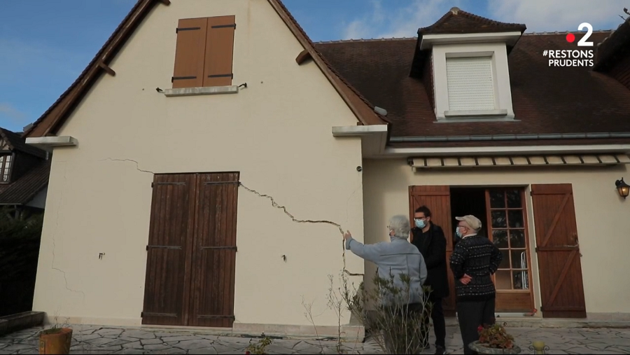 Capture vidéo d’une maison fissurée dans la commune de Cour-Cheverny non reconnue cat-nat sécheresse depuis 2018  