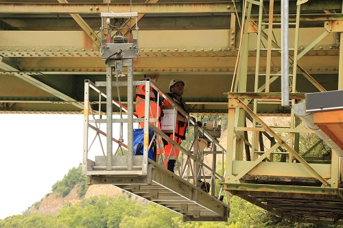 Inspection sous un pont avec la passerelle epsilon du cerema