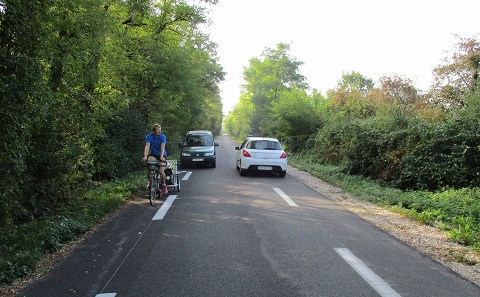 chaussée a voie centrale banalisée avec un vélo sur la bande cyclable de gauche