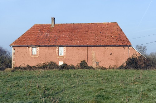 Maison ancienne en terre dans le Cotentin