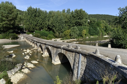 Pont en pierres submersible dans le sud de la France