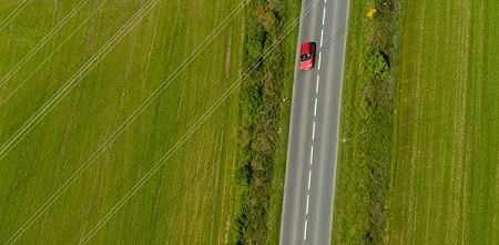 Vue aérienne d'une route au milieu des champs