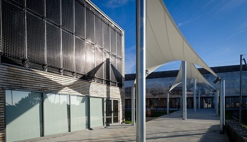protection solaire devant la facade vitrée d'un lycée
