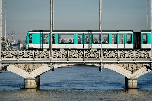 Metro sur un pont à Paris