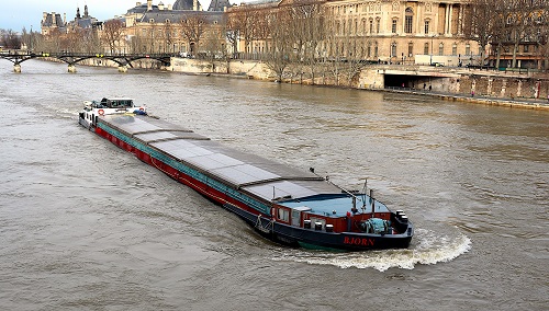 péniche pleine sur la Seine
