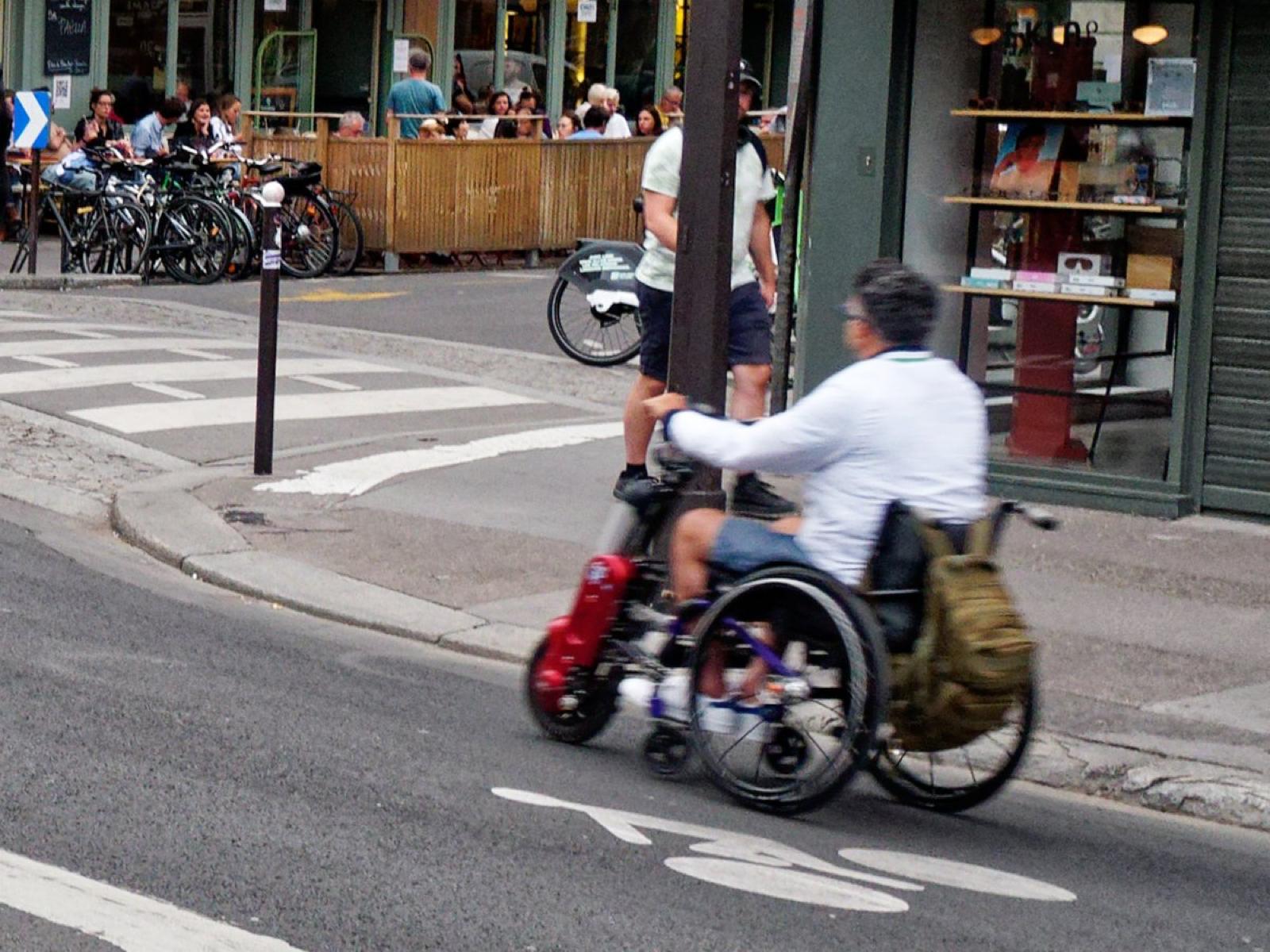 fauteuil roulant sur piste cyclable