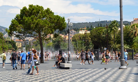 place Massena à Nice avec des jets d'eau et des arbres