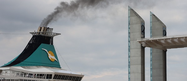 pollution émise par la cheminée d'un navire à quai