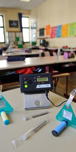 appareils de relevés de la qualité de l'air dans une salle de classe