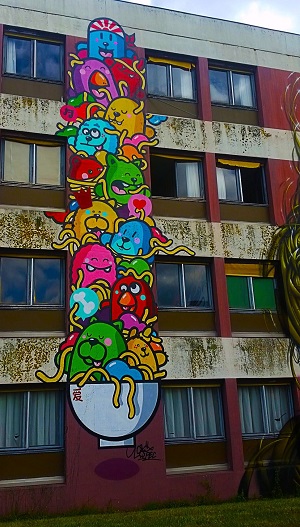 Street Art City: vue d'un mur d'immeuble avec une fresque