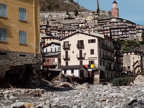 Habitations endommagées près de la rivière dans les Alpes Maritimes suite à la tempête Alex