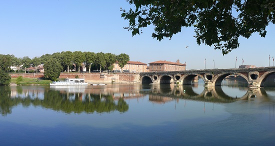 Vue de la Garonne à Toulouse avec le pont neuf