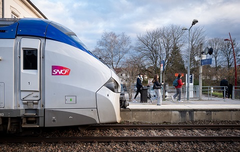 Gens qui descendent d'un TER dans une gare du Doubs