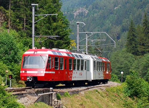 Train rouge et blanc Mont Blanc express dans les montagnes