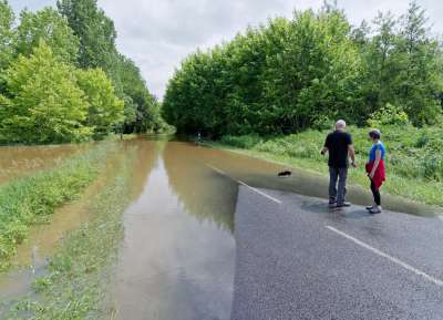 Badauds venus voir la route inondée par la crue de l'Adour en 2018