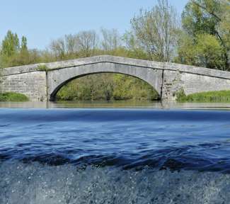 Pont en pierre sur une rivière