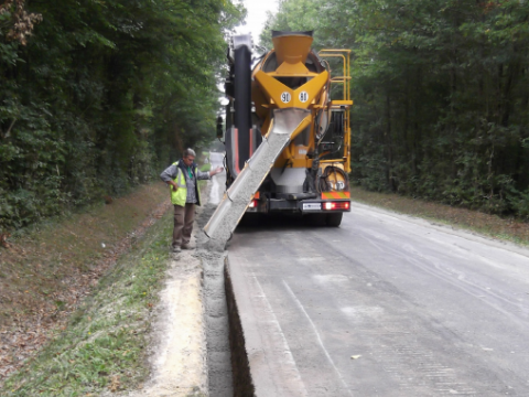 Réparation d'une route sur un site test dans l'Indre
